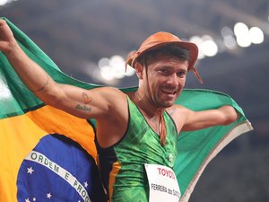 Petrúcio Ferreira é bicampeão nos 100m e quebra recorde na Tóquio 2020