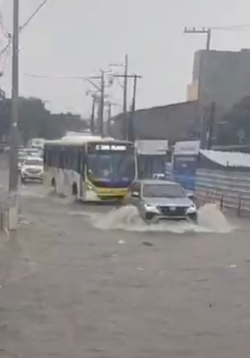 [Vídeo] Chuvas transformam ruas em 'rios' na parte alta de Maceió