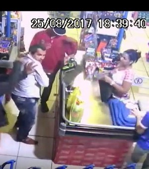 [Vídeo] Câmera de mercadinho registra assalto à mão armada