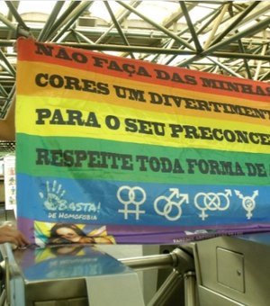 Manifestantes protestam em estação de metrô pela morte de comerciante e contra a homofobia