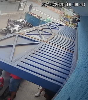 [Vídeo] Populares atrapalham perseguição policial usando caçamba de lixo