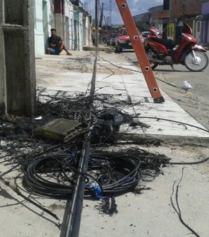 Fios telefônicos pegam fogo e assustam moradores em Arapiraca
