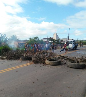 Estudantes fecham rodovia AL -105 em Matriz de Camaragibe