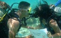 Pedidos de casamento são feitos no fundo do mar em Maragogi