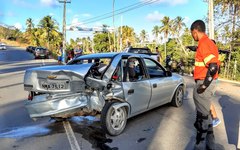 Carro sofreu danos materiais no acidente na Barra de Santo Antônio