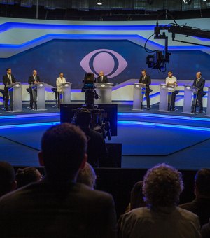 Em 1º debate, Bolsonaro joga pelo empate, Alckmin veste figurino da política e PT desaparece