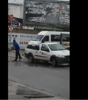 Cansado de esperar, vídeo mostra funcionário de empresa privada tapando buracos em Arapiraca