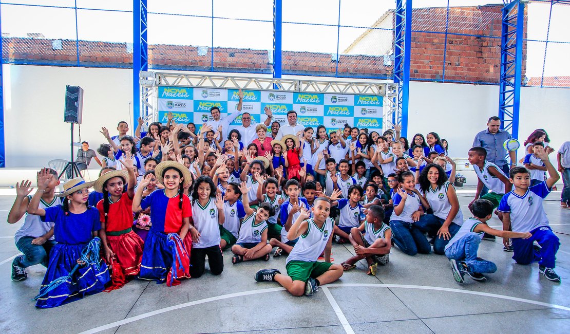 Prefeito entrega quadra para 290 alunos de Chã da Jaqueira