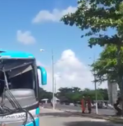 [Vídeo] Ônibus colide contra árvore ao desviar de veículo em Maceió