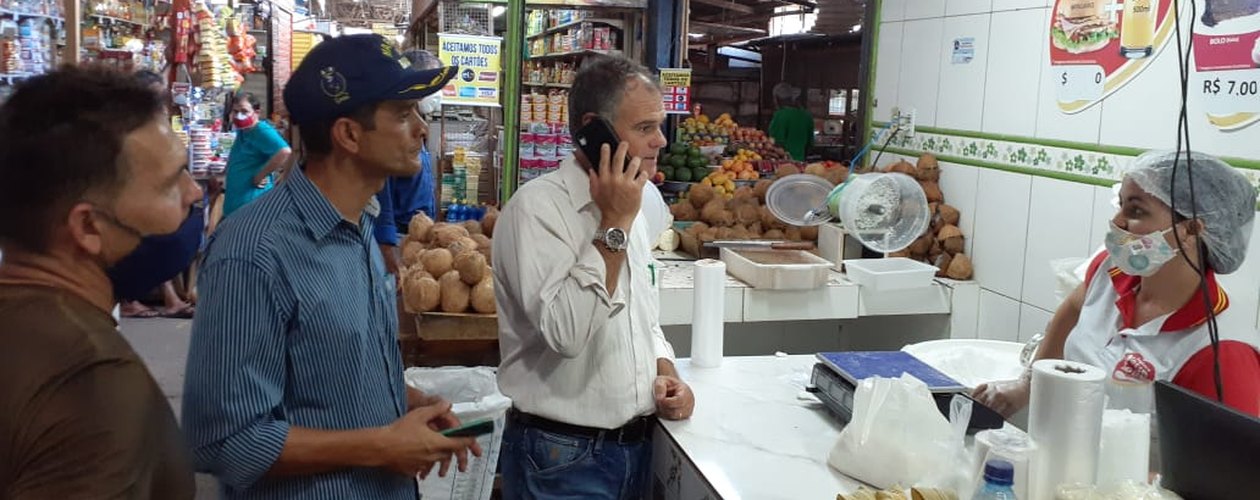 Subtenente Firmiano é recebido por feirantes do mercado da produção