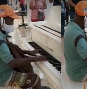 Ambulante toca Sinatra em piano de shopping e é contratado como músico