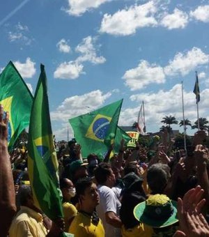 Profissionais do Estadão são agredidos com chutes, murros e empurrões por apoiadores de Bolsonaro