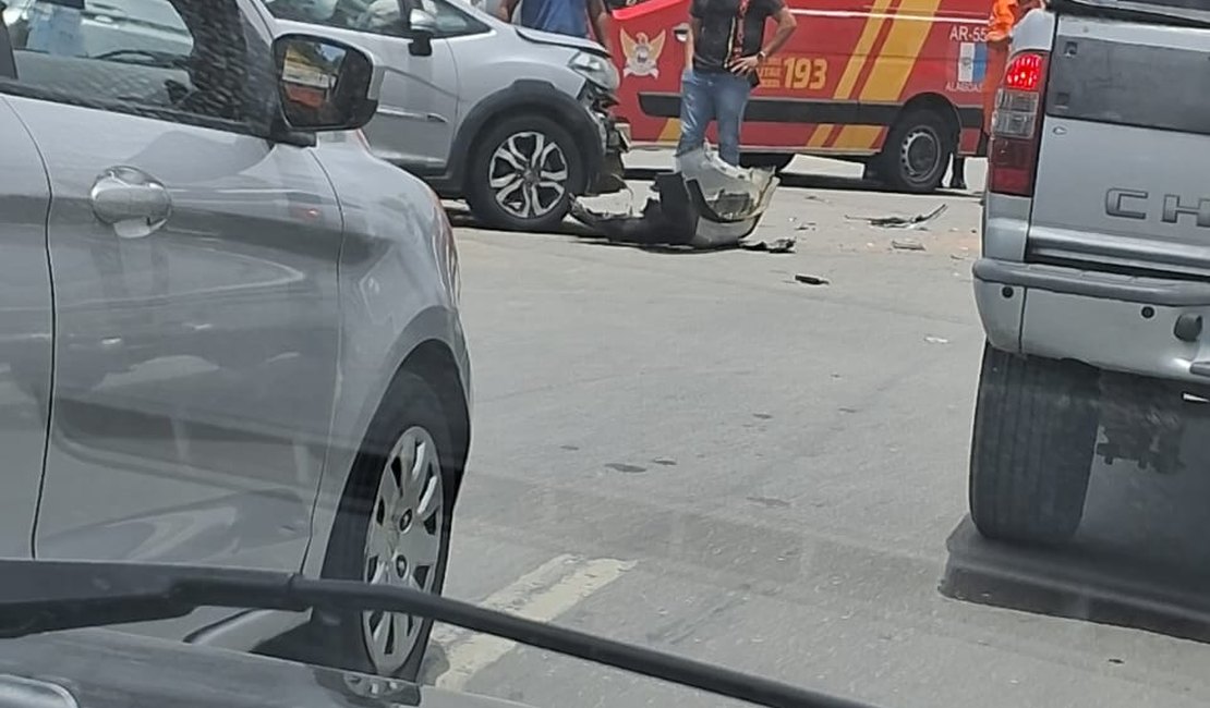 Acidente envolvendo três veículos deixa duas pessoas feridas em Maceió