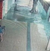 [Vídeo] Homem é flagrado por câmeras de segurança ateando fogo em bar na Amélia Rosa 