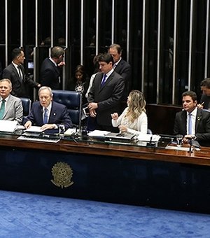 Senadores fecham acordo para suspender sessão do impeachment nesta terça