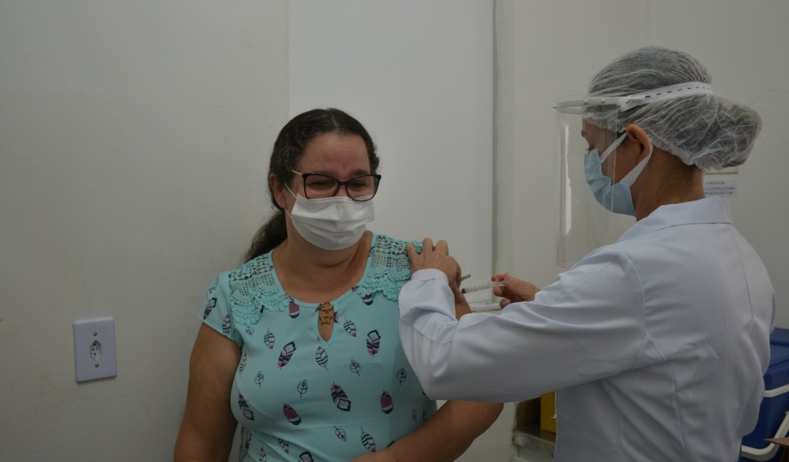 Servidores do Hospital Helvio Auto são vacinados contra Covid-19