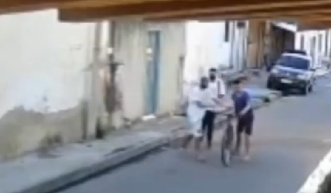 Imagens flagram estudante sendo roubado em rua no Barro Duro