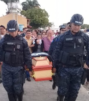[Vídeo] Familiares, amigos e colegas de farda dão último adeus a policial Laysa