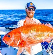Homem pesca ‘peixe-dourado’ gigante na Austrália