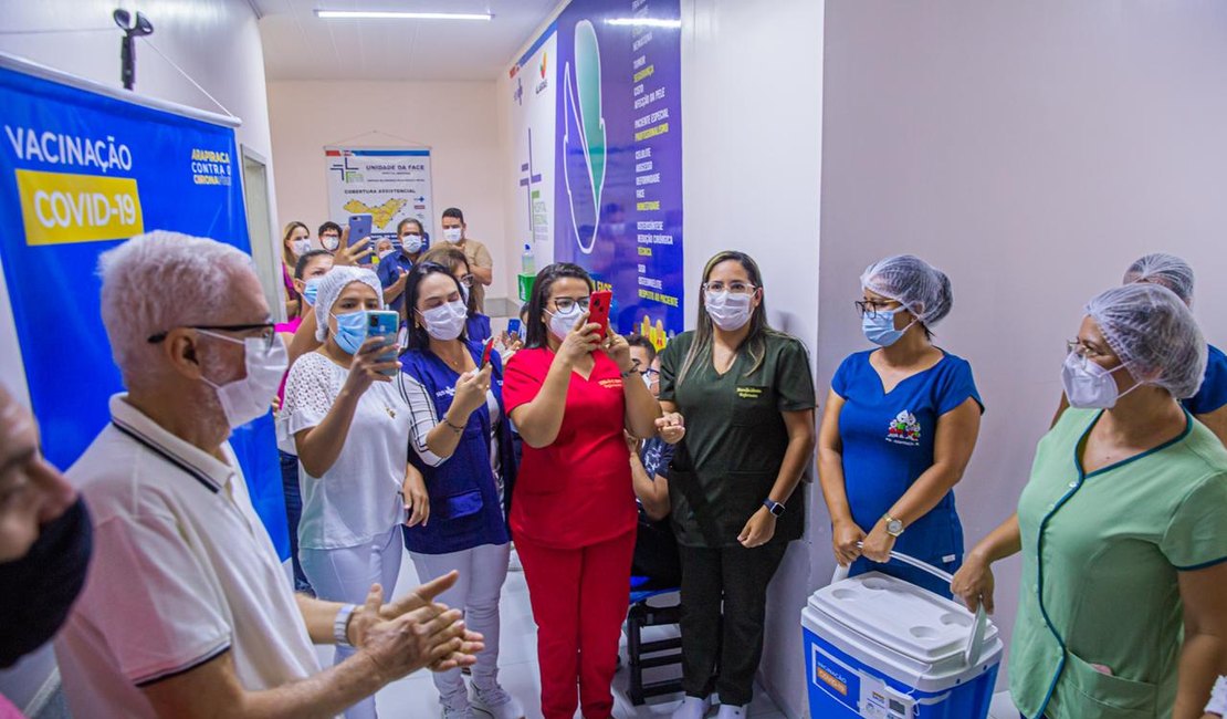 Hospital Regional de Arapiraca inicia vacina contra Covid-19 em funcionários da linha de frente
