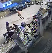 [Vídeo] Dupla rouba mulheres que esperavam abertura de agência dos Correios