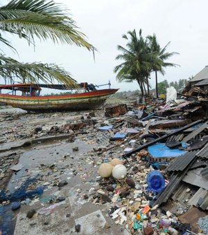 Chuvas dificultam esforços das equipes de resgate na Indonésia após tsunami