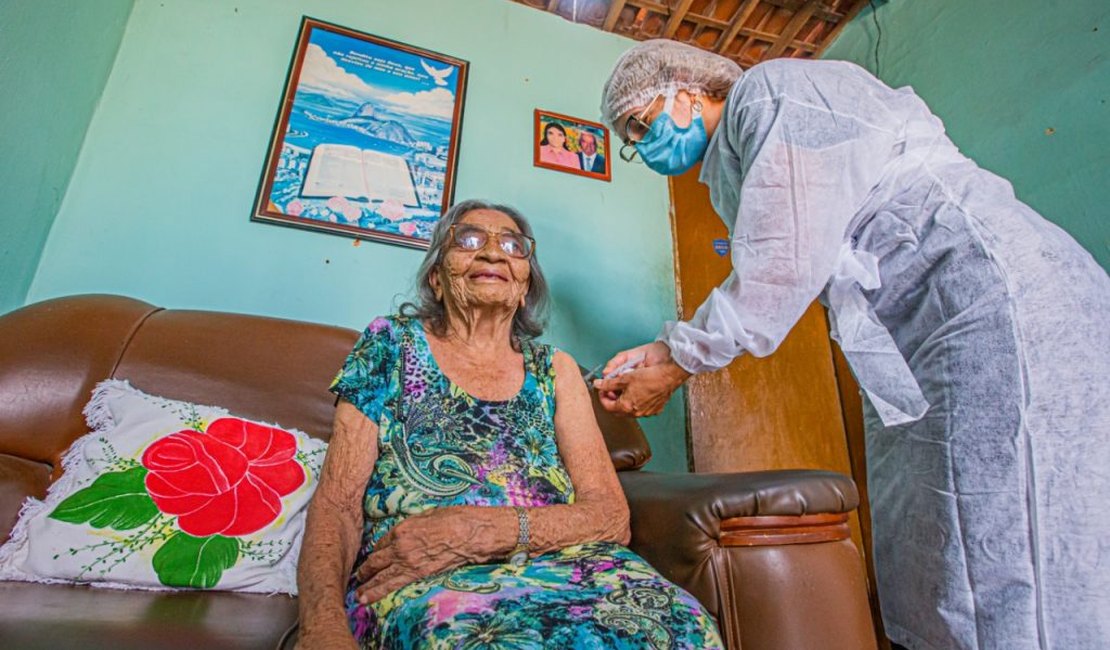 Equipes volantes de vacinação levam esperança para acamados e domiciliados de Arapiraca