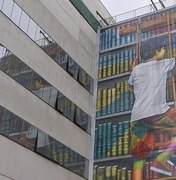 Kobra cria mural inspirado em obras literárias como forma de incentivo à leitura no interior de SP