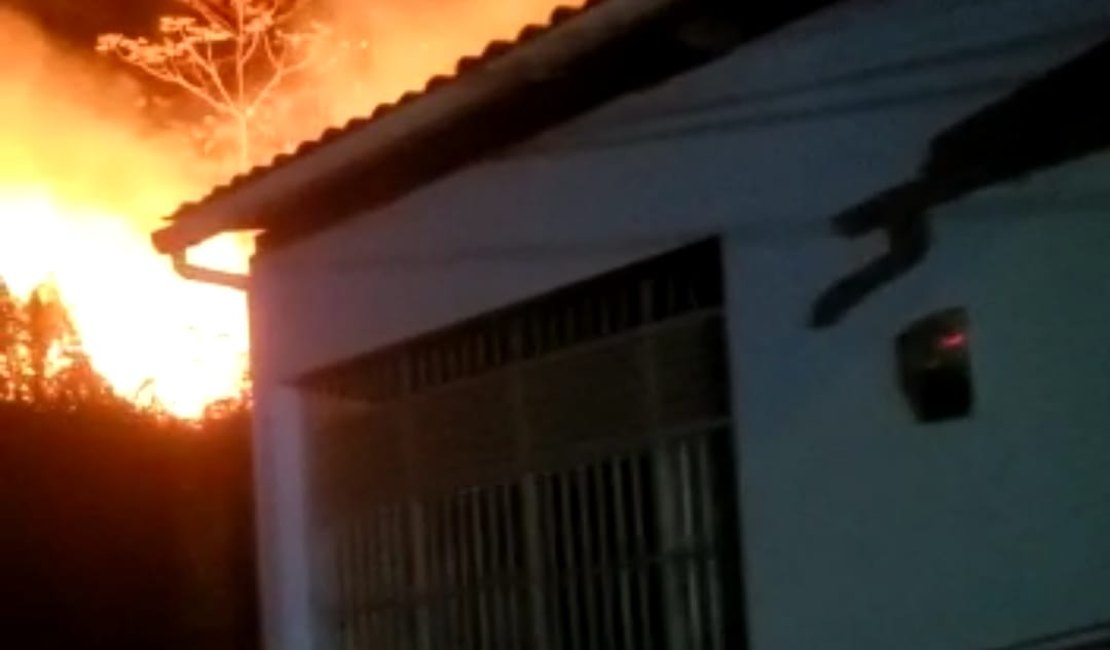 [Vídeo] Incêndio chega perto da Igreja Matriz de Porto de Pedras