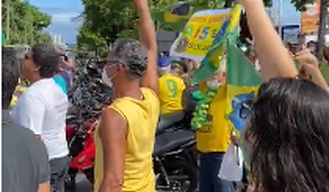 [Vídeo] Manifestantes se aglomeram em frente ao quartel do Exército, em Maceió