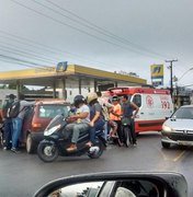 Colisão envolvendo carro e moto deixa dois feridos na parte alta de Maceió
