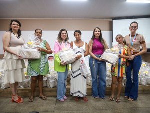 Prefeitura entrega enxovais para cem gestantes do projeto Mãe Arapiraquense