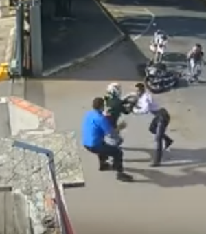 [Vídeo] Vítima reage assalto e entra em luta corporal com criminoso em Maceió
