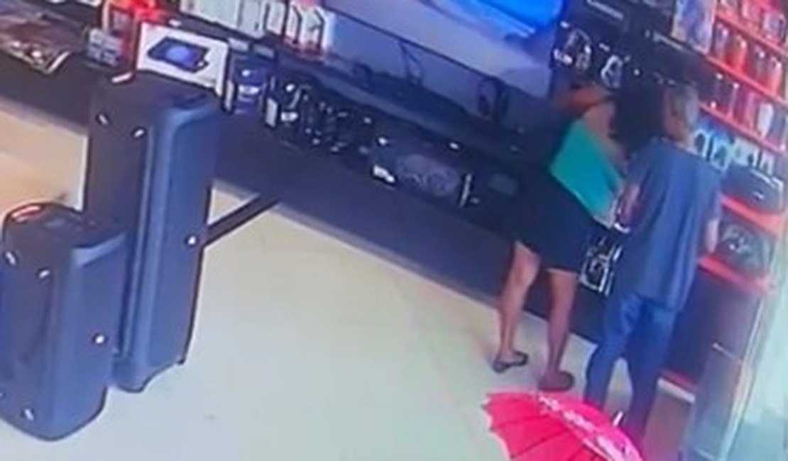 [Vídeo] Casal rouba caixa de som em loja do Centro de Arapiraca na 'cara dura'