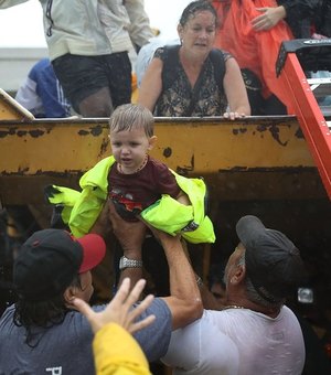 Bebê sobrevive a enchente agarrado a cadáver da mãe