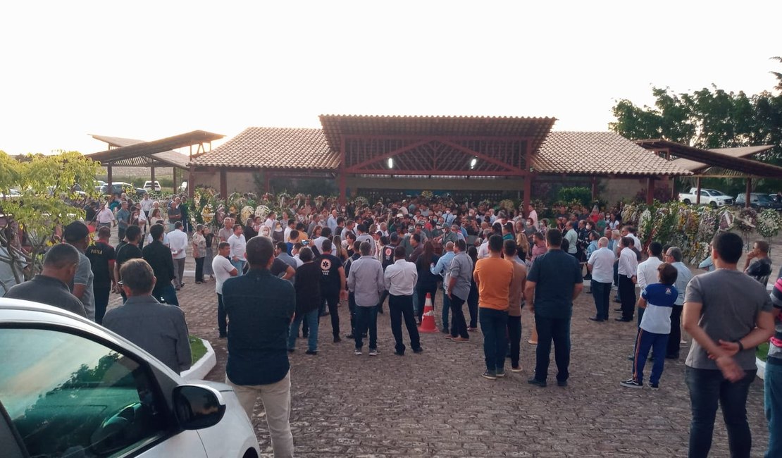 [Vídeo] Sepultamento de tabeliã reúne multidão em cemitério de Arapiraca