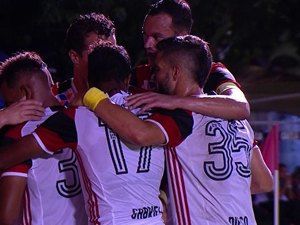 Flamengo vence e segue vice líder; Vitória fica na zona de rebaixamento