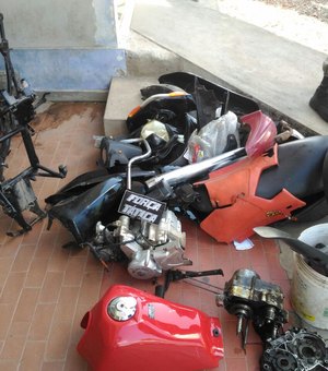 Jovem é preso em Arapiraca com várias peças de motocicletas roubadas 
