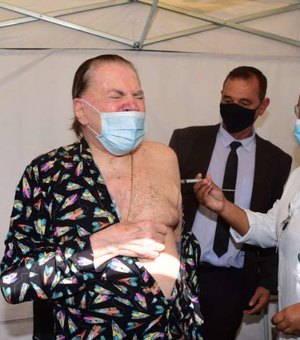 Silvio Santos, de pijama, toma vacina contra Covid-19 e reação diverte a web