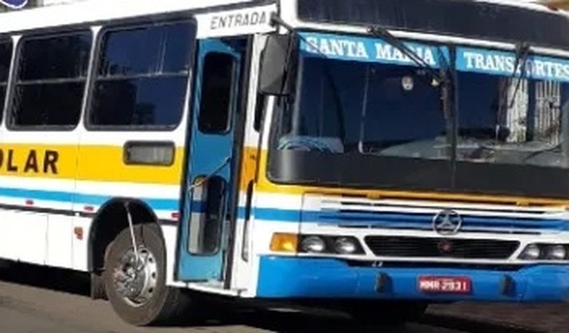 Homem invade ônibus escolar e agride motorista e estudantes, em Palmeira dos Índios