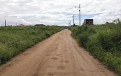 Moradores reclamam de escuridão, matagal e falta de pavimentação em ruas do bairro São Luiz