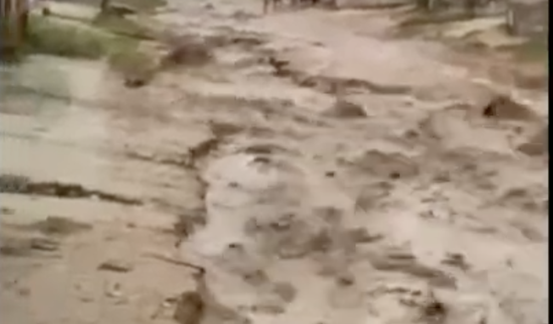 [Vídeo] Barragem não aguenta pressão, rompe e água invade povoado da zona rural de Girau do Ponciano