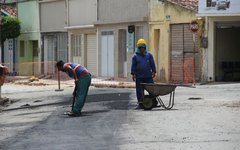 Prefeitura de Arapiraca inicia pavimentação asfáltica nas ruas da cidade