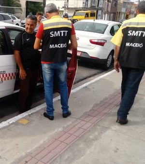 Agentes da SMTT fiscalizam táxis em pontos de Maceió