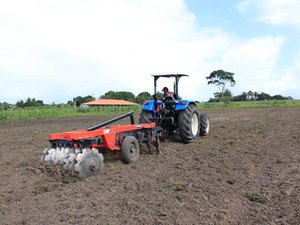 Programa Terra Pronta promove aragem de mais 6 mil tarefas de terra, em São Sebastião