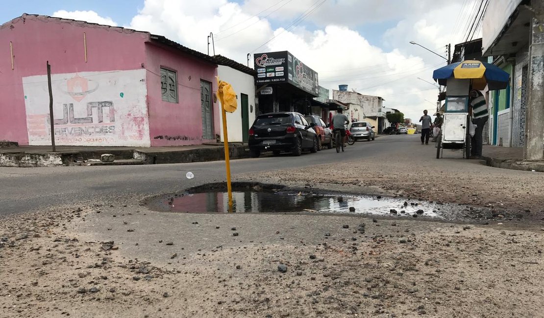 Cano estourado há três meses forma buraco no bairro Caititus