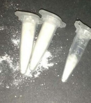 Dupla foge da polícia e descarta sacola com 115 pinos de cocaína, crack e maconha
