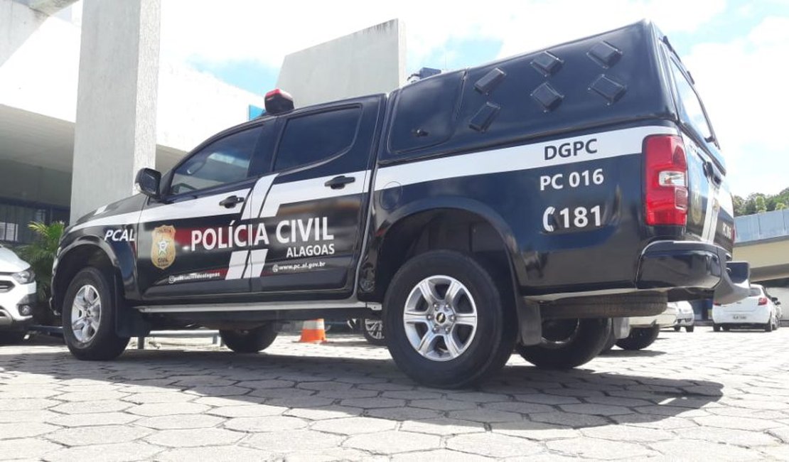 Homem acusado de esfaquear a esposa na frente do filho é preso em Delmiro Gouveia