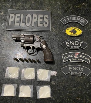 Dupla é presa com revólver, munições e drogas, em Penedo