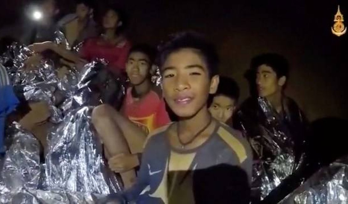 Mergulhador morre em resgate de garotos de caverna na Tailândia
